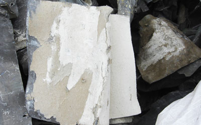 石膏ボードや木材などが付着していると減額になる。